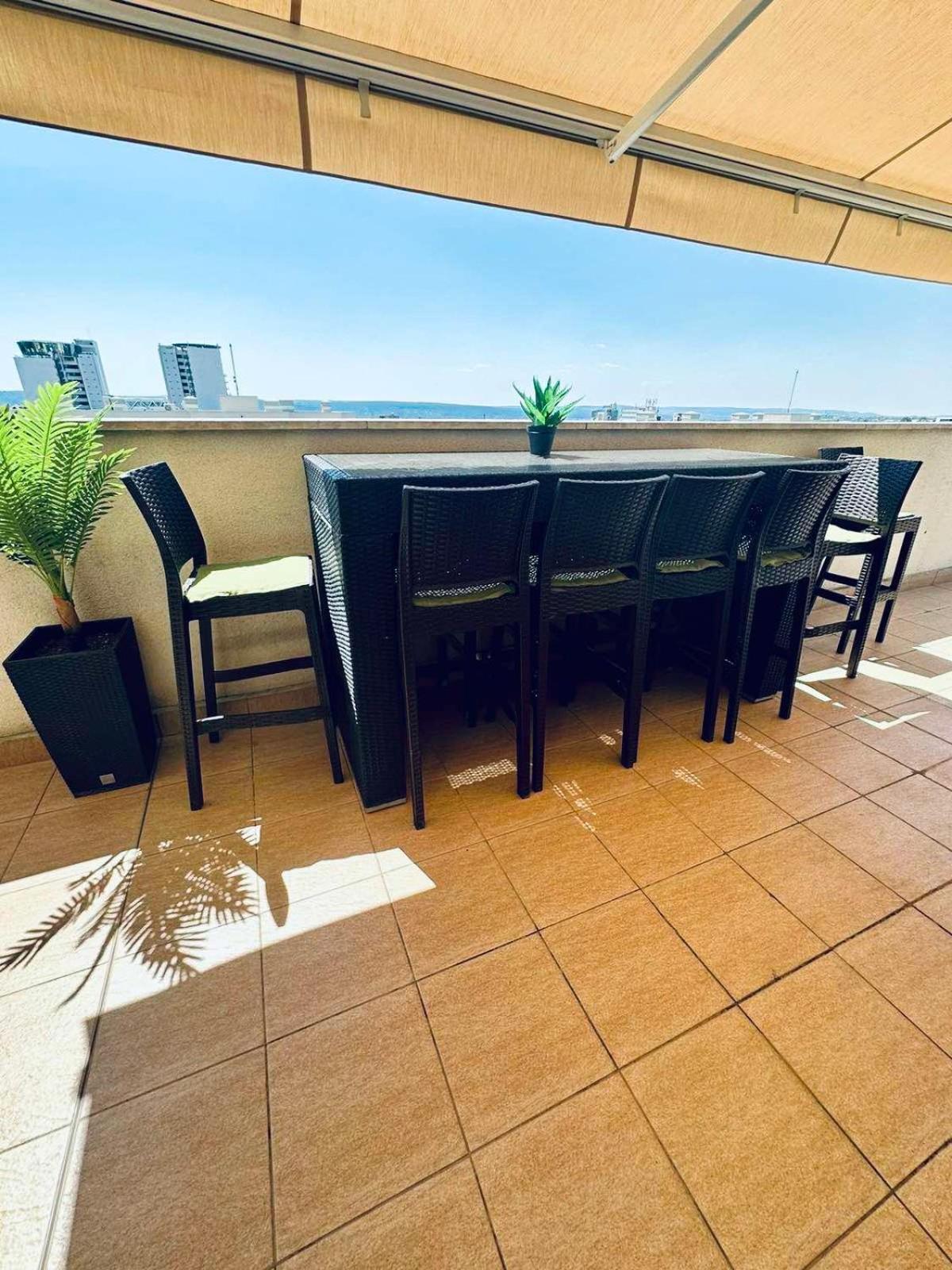 Spacious Prestige Penthouse Apartment *